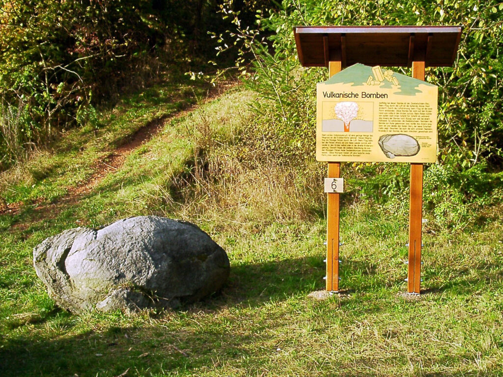 Naturpark-Tafel am Weg der Kristalle